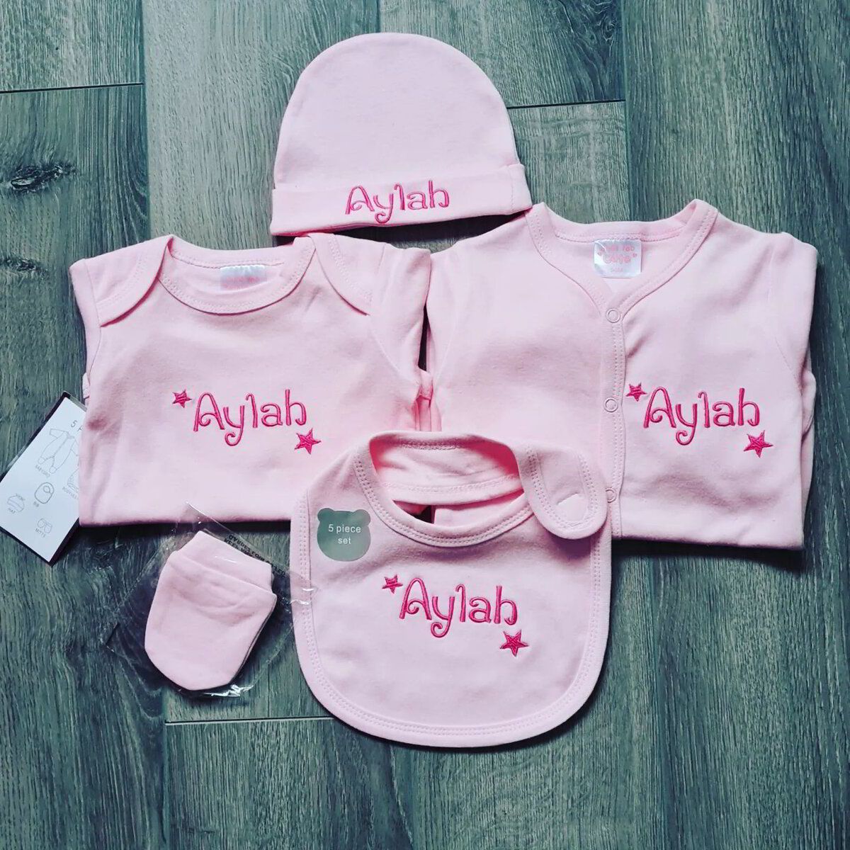 Personalised Newborn Baby Gift Set - 5 Piece Footprint Sleepsuit, Hat, Bib, Mittens & Vest (White Cotton, Machine Washable, Unisex)