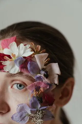 kvinna med blommor i ansiktet