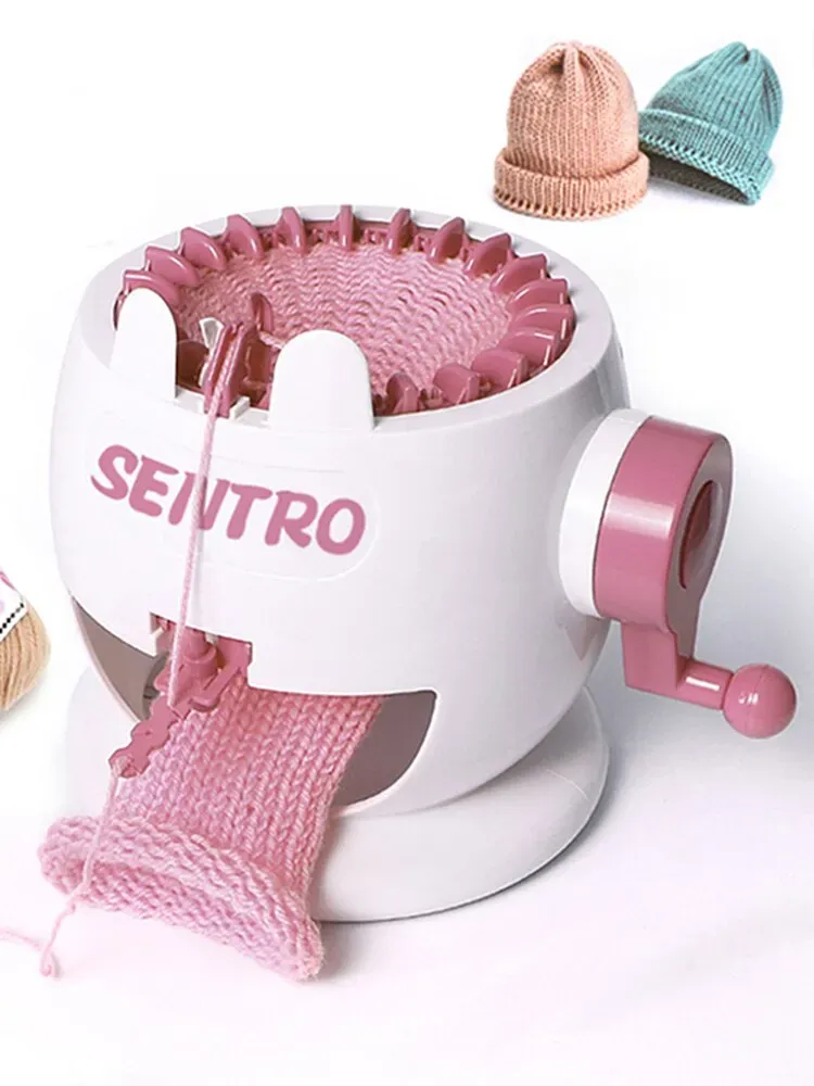 Automatic knitting machine with free yarns and tools