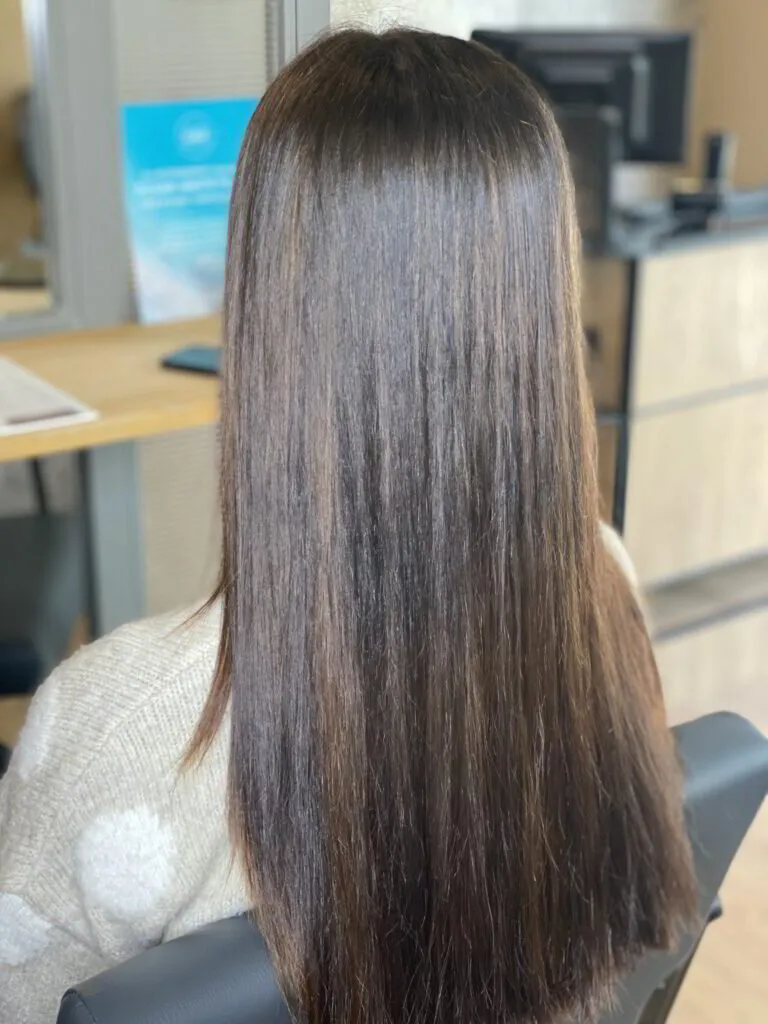 Cabello castaño mujer