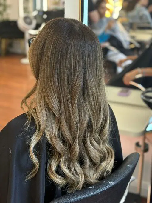 Balayage Caramelo Miel &amp; Castaño: La Tendencia en Coloración que Ilumina tu Cabello en Salón de Belleza Veranvior