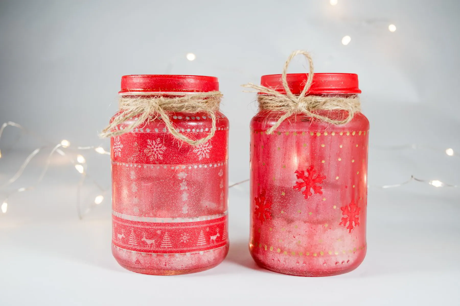 Ръчно декориран сет свещници в червено "Коледни снежинки"