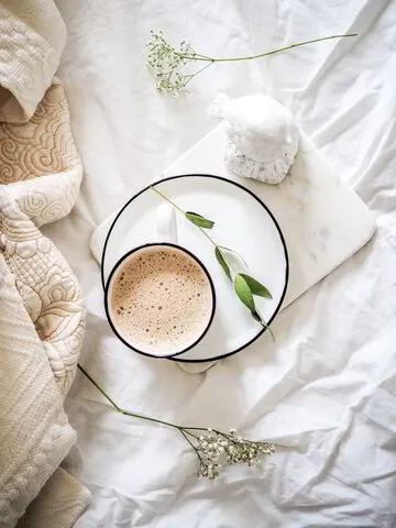 Kaffekopp på säng