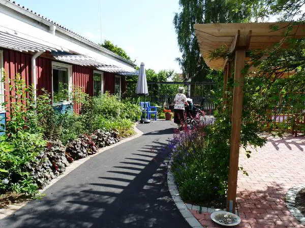 Planering av utemiljö och trädgård vid äldreboende och hälsoträdgårdar