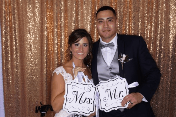 customize your wedding with photo booth backdrops