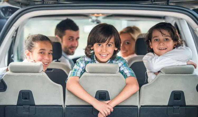 Cómo transportar niños en el carro de forma segura