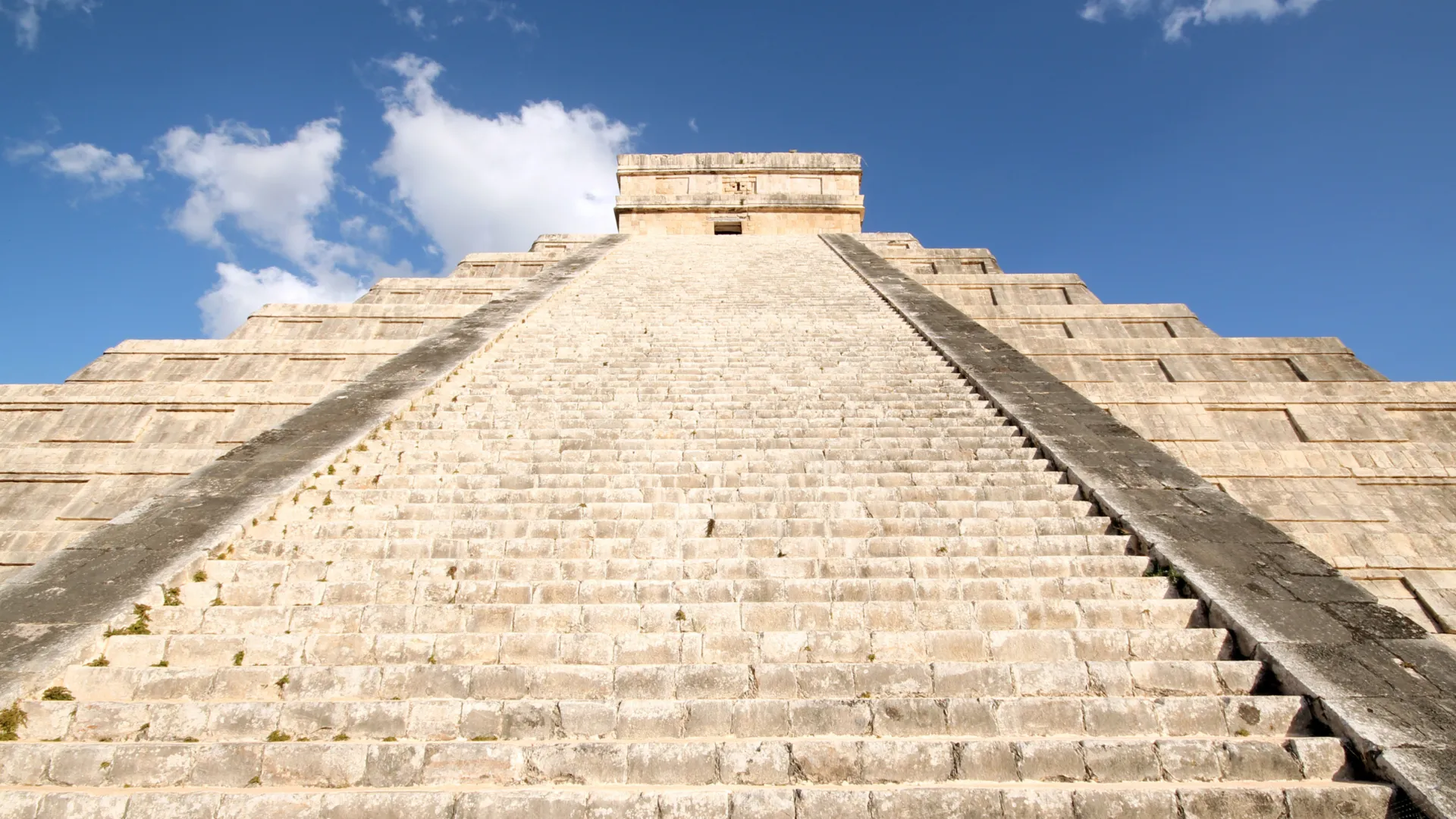 vista desde abajo de la parte frontal de la pirámide de Kukulkan