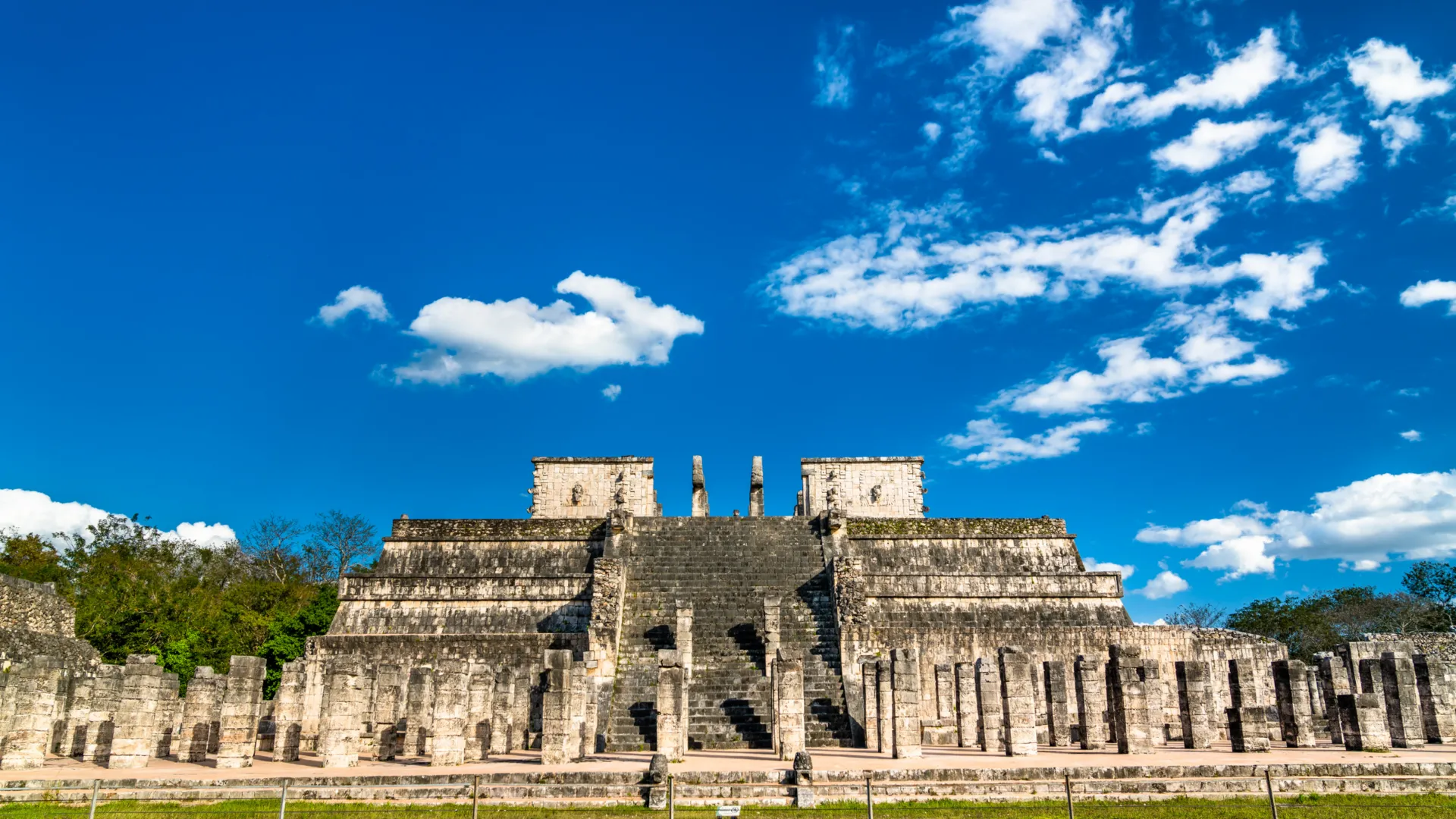 vista panorámica del templo de los guerreros en Chichén Itzá