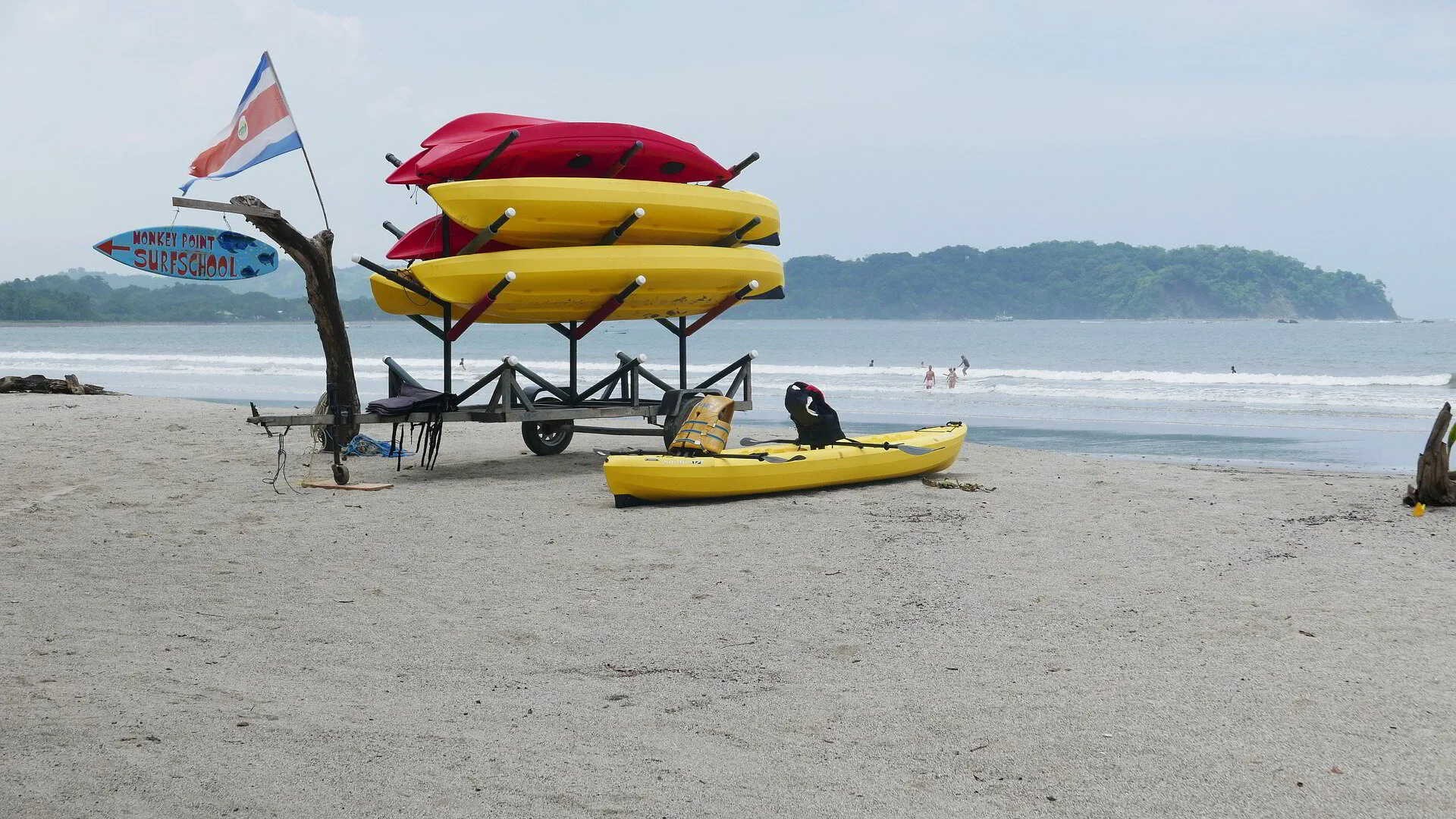 Kayak en la arena de Costa Rica frente al mar