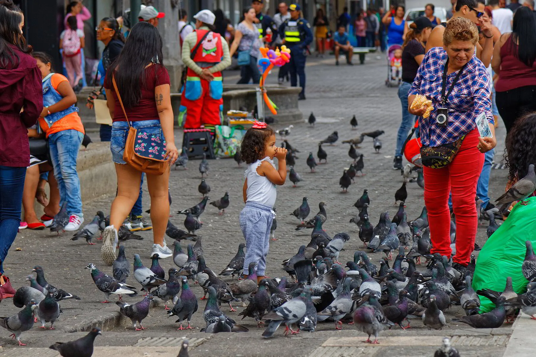Plaza con una niña rodeada de palomas en San José, capital de Costa Rica