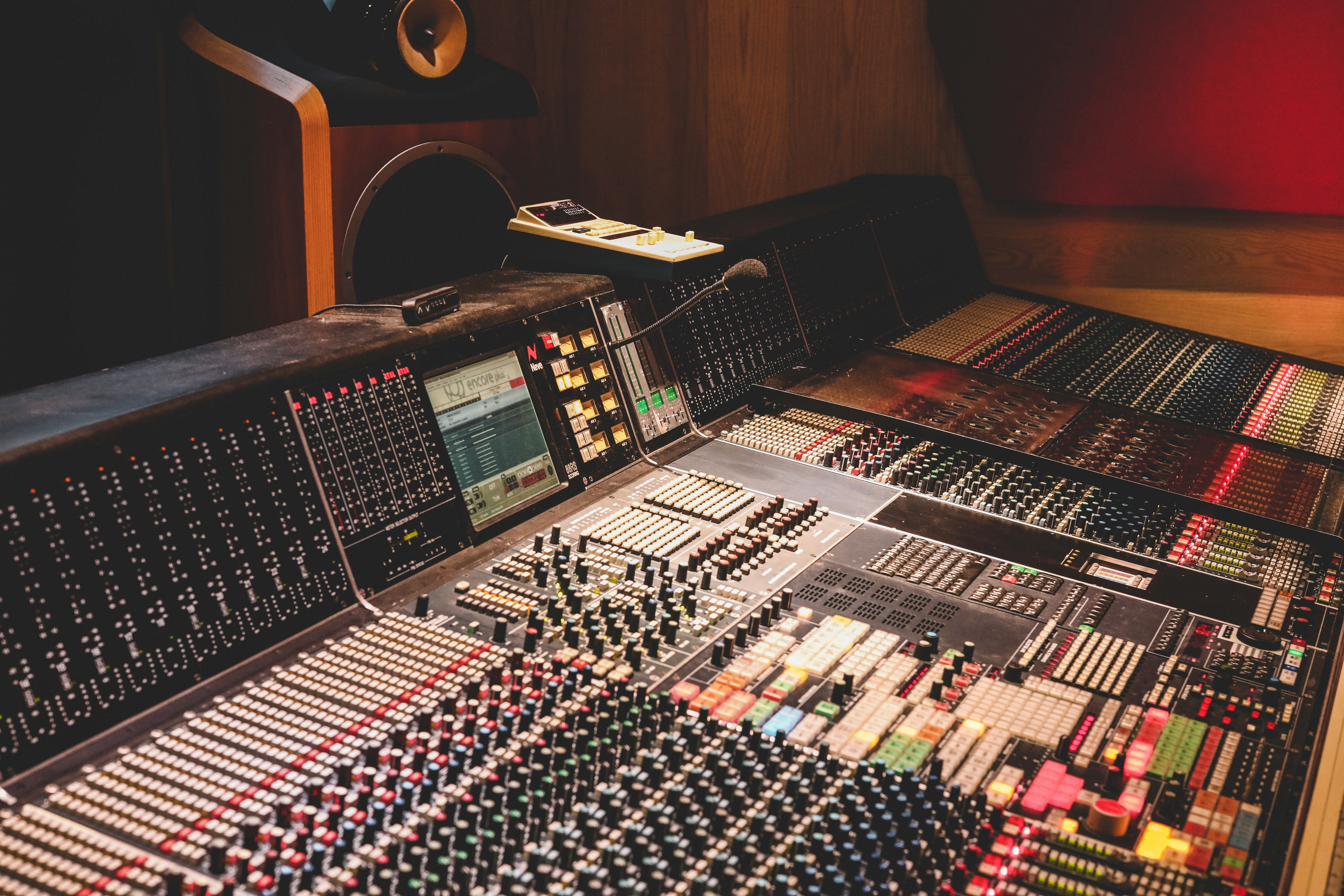 LANDR vs Hiring a Real Mixing Engineer