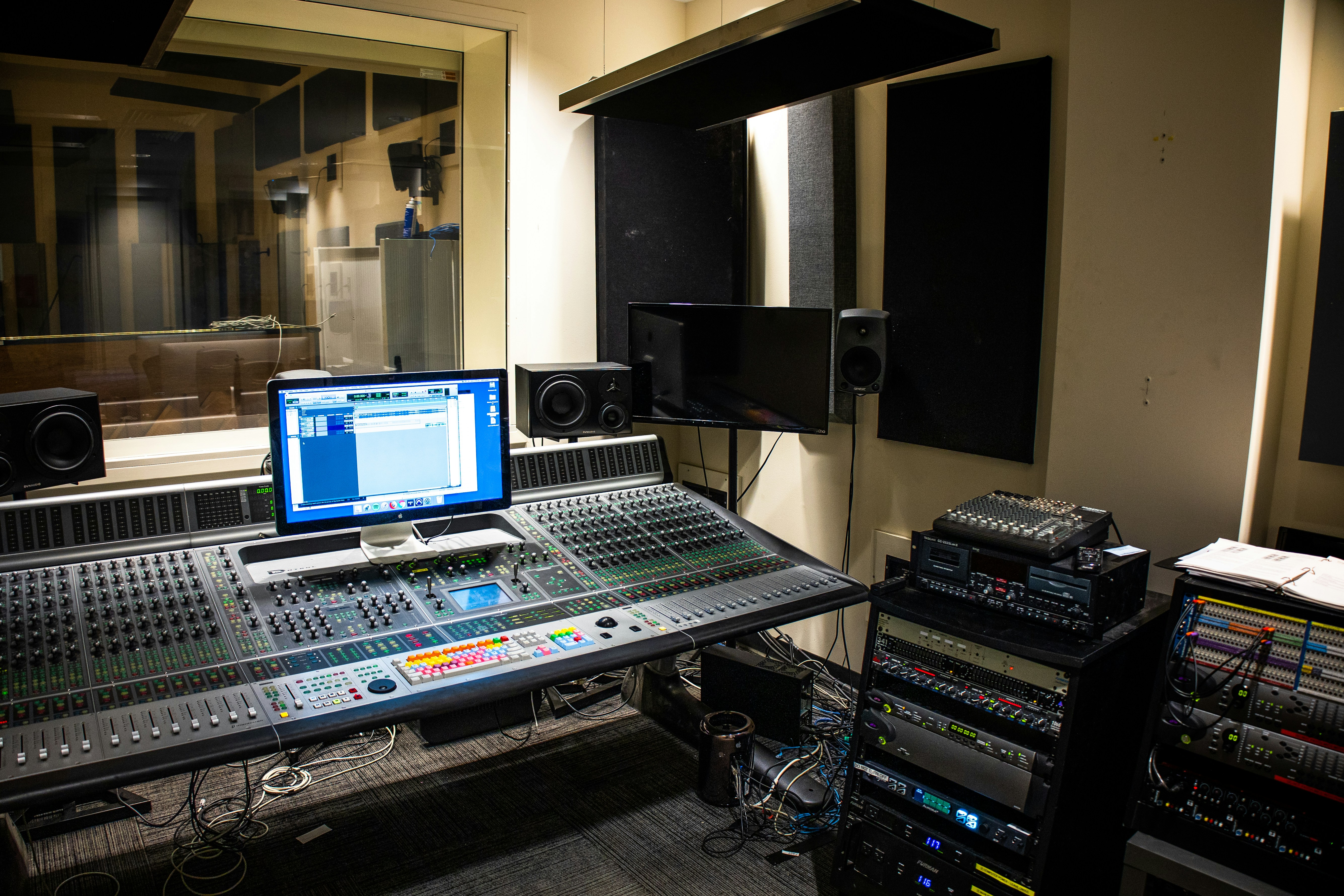 AI Mastering vs Human Mastering: Which Is Right for Your Music?