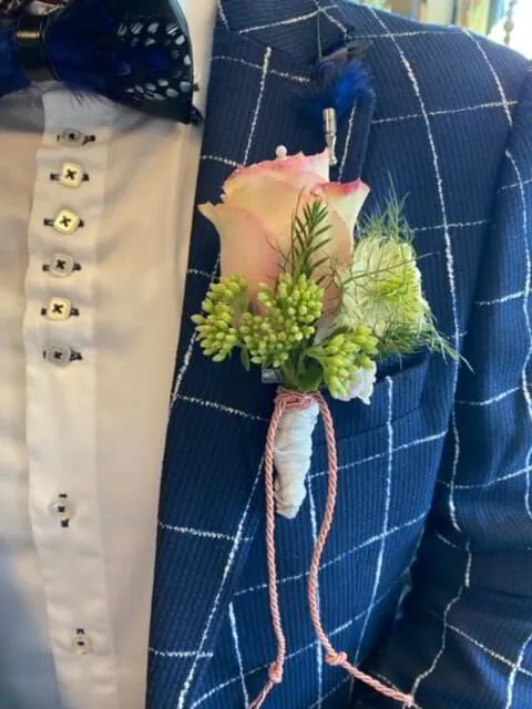 Blumenschmuck für den Hochzeitsanzug