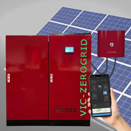 Rote Energiesteuerungseinheit mit einem Display, neben Solarpaneelen und einer App auf einem Smartphone, die die Steuerung und Überwachung der Anlage ermöglicht.