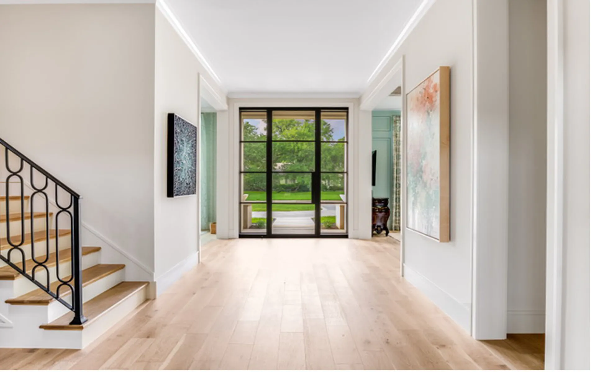 Luxurious Entrances: The Art of Dramatic Foyers