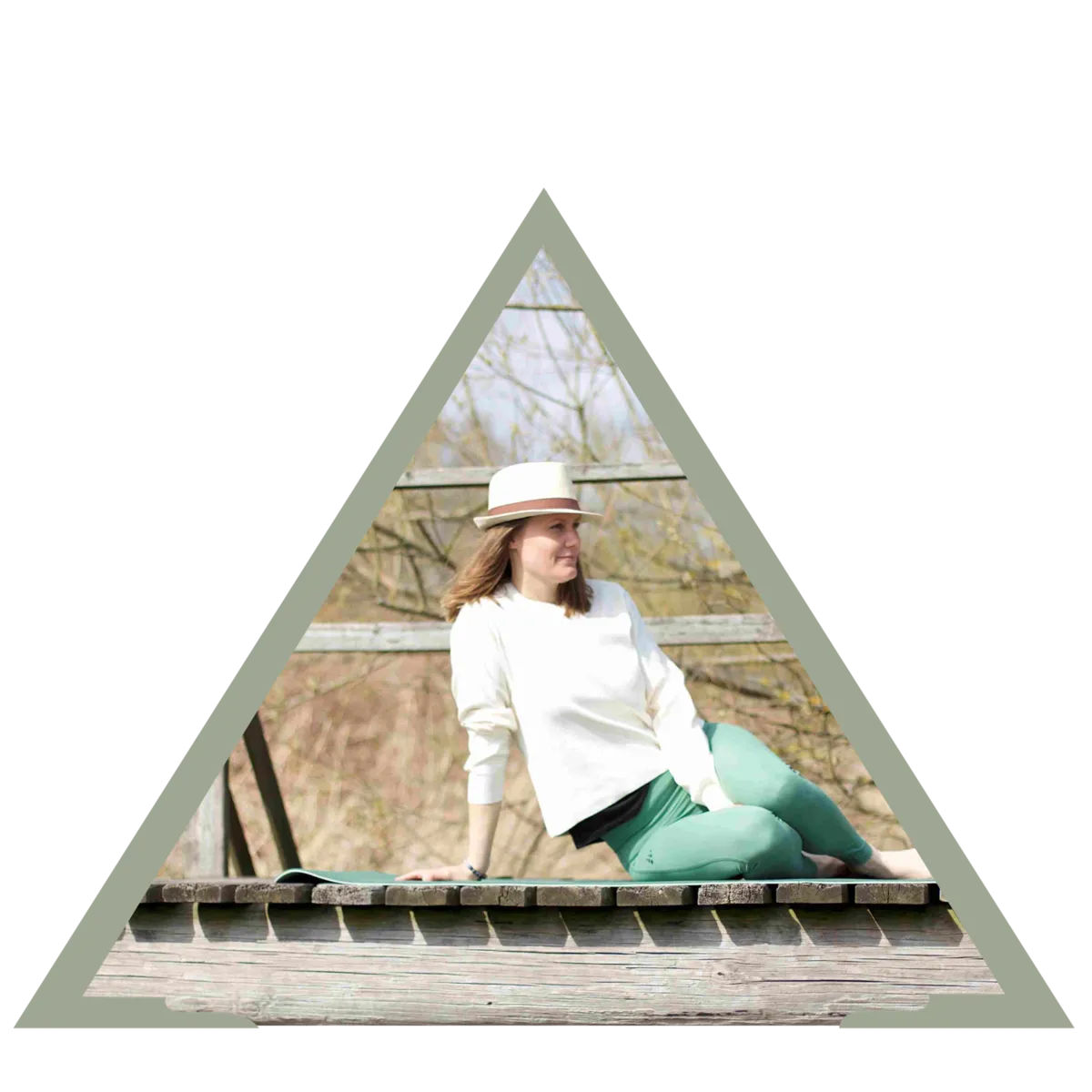 Emma kvinna brygga avslappnad vit tröja gröna byxor natur träd brun hatt yoga yogamatta avslappning trygghet närvaro medvetenhet mindfulness 