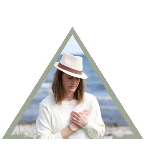 meditation mindfulness kvinna hatt vit hav strand natur handen på hjärtat medvetenhet avslappning lugn trygghet återhämtning
