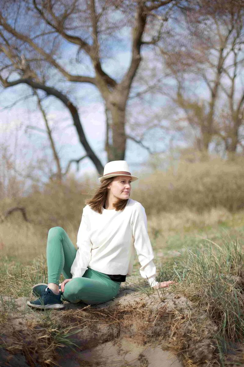 terapueut kvinna glad harmonisak avslappnad trygg grön natur vit samtalsterapi