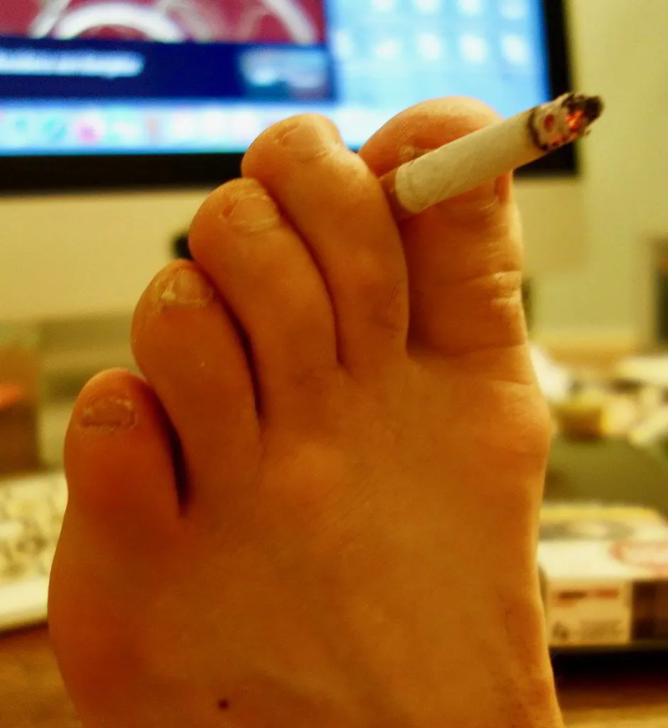 Can smoking affect your feet?