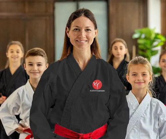 Selbstbewusste glückliche Frau im Kindertraining bei Karate Geiger.Sie arbeitet Teilzeit.
