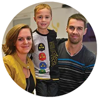 Eine Junge Familie aus Mutter, Vater und ihrem Sohn in der Mitte, die Familie hat eine 5-Sterne Google Bewertung für die Kampfkunstschule Geiger abgegeben