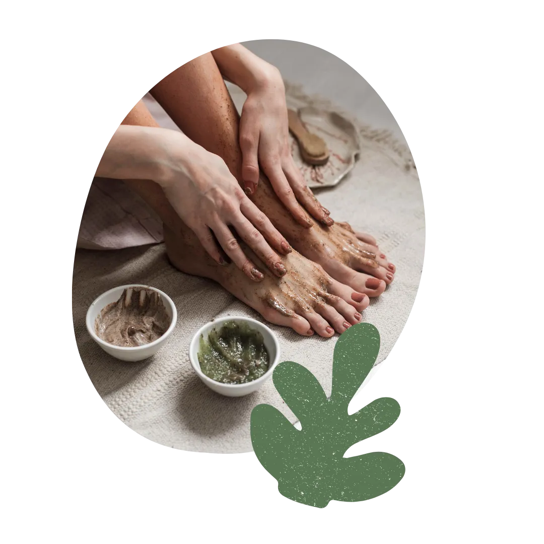tratamiento de belleza para los pies que incluye sumergirlos en agua caliente con sales y aceites esenciales, exfoliar, recortar y pulir las uñas