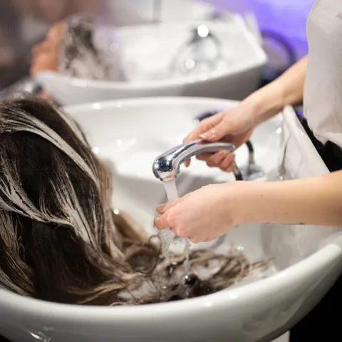 foto de mujer lavando el cabello