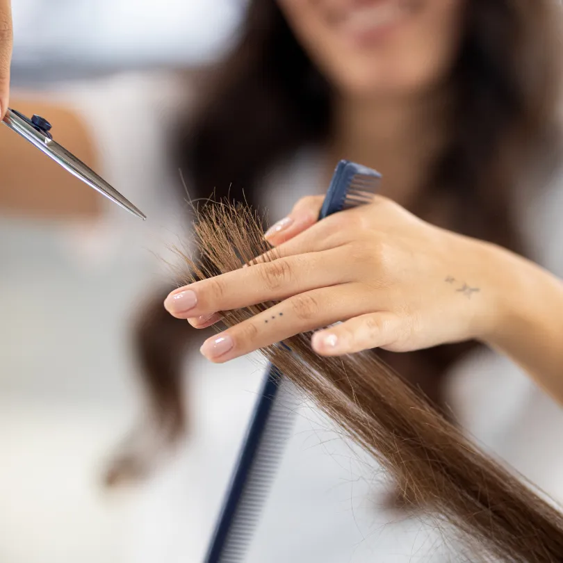foto de mujer cortando el cabello