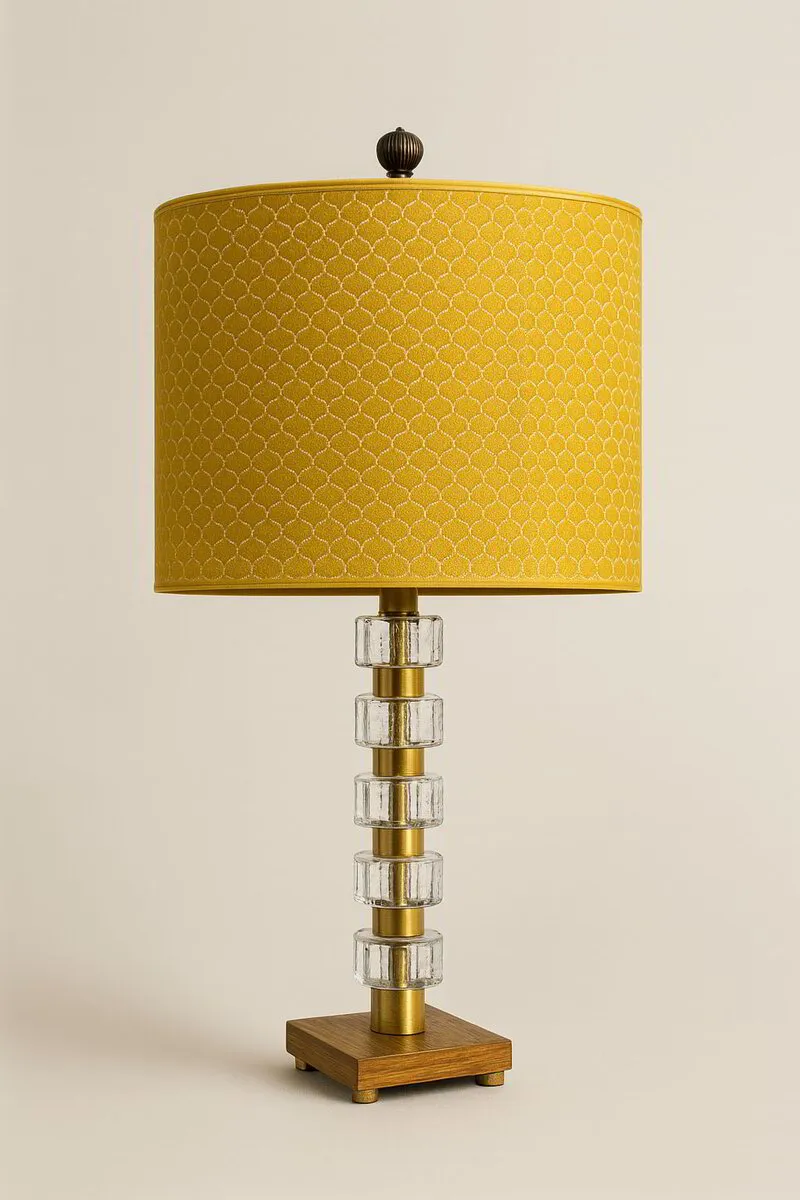 En bordslampa i 60-talsstil