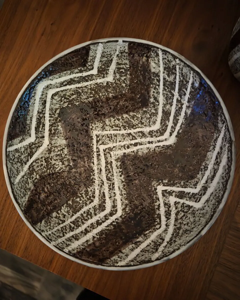 Stort chamotte-fat med zigzag-mönster, Hjördis Oldfors Upsala-Ekeby 1960-tal