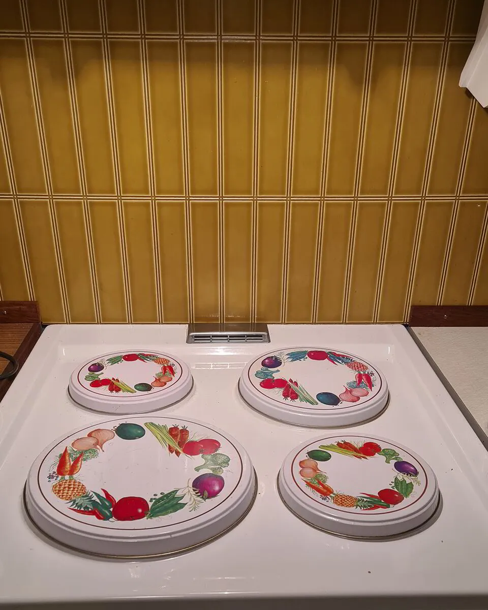 Ett kök från 70-talet med guloranga kakelplatter