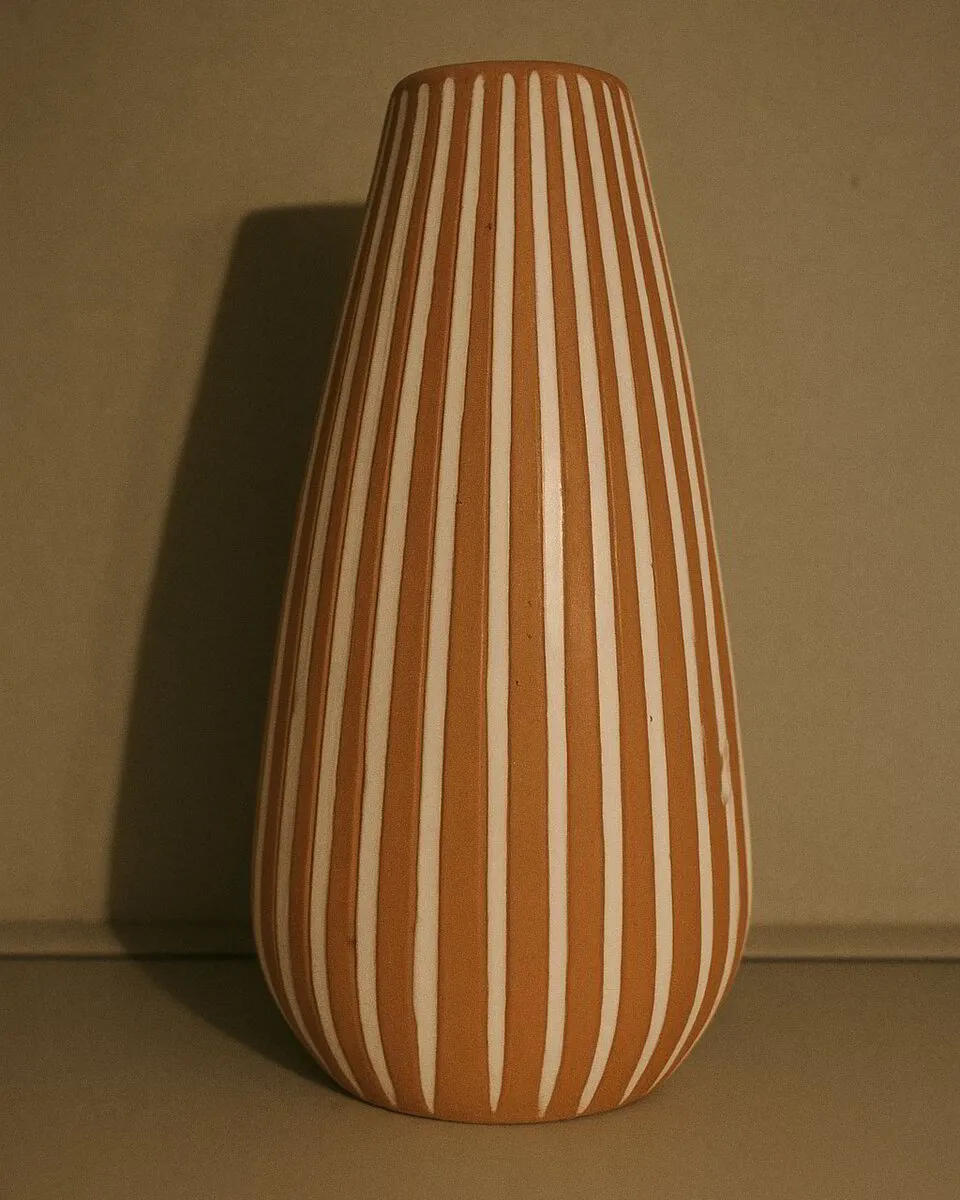 Brun vas med vita ränder, design Ingrid Atterberg för Upsala-Ekeby 1950-tal