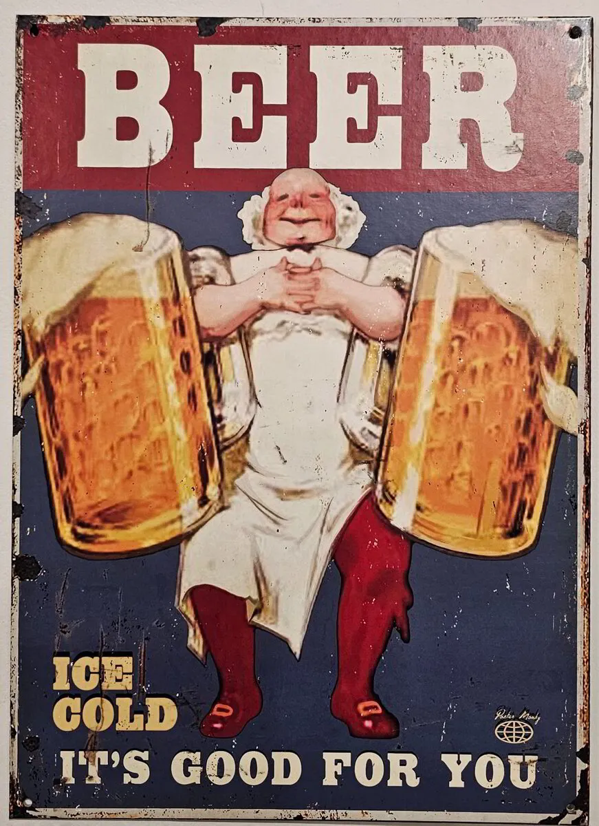 En vintageskylt på en servitör som serverar två stora öl