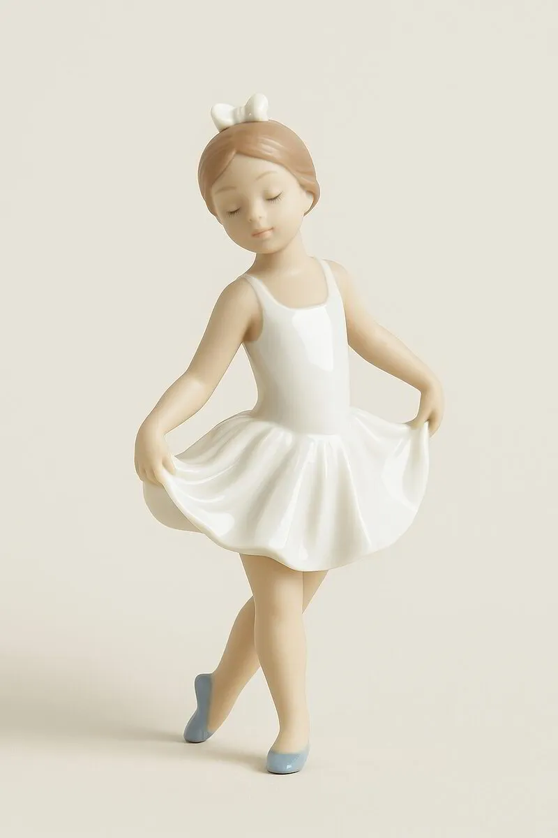 En porslinsfigur i form av en ballerina står upp