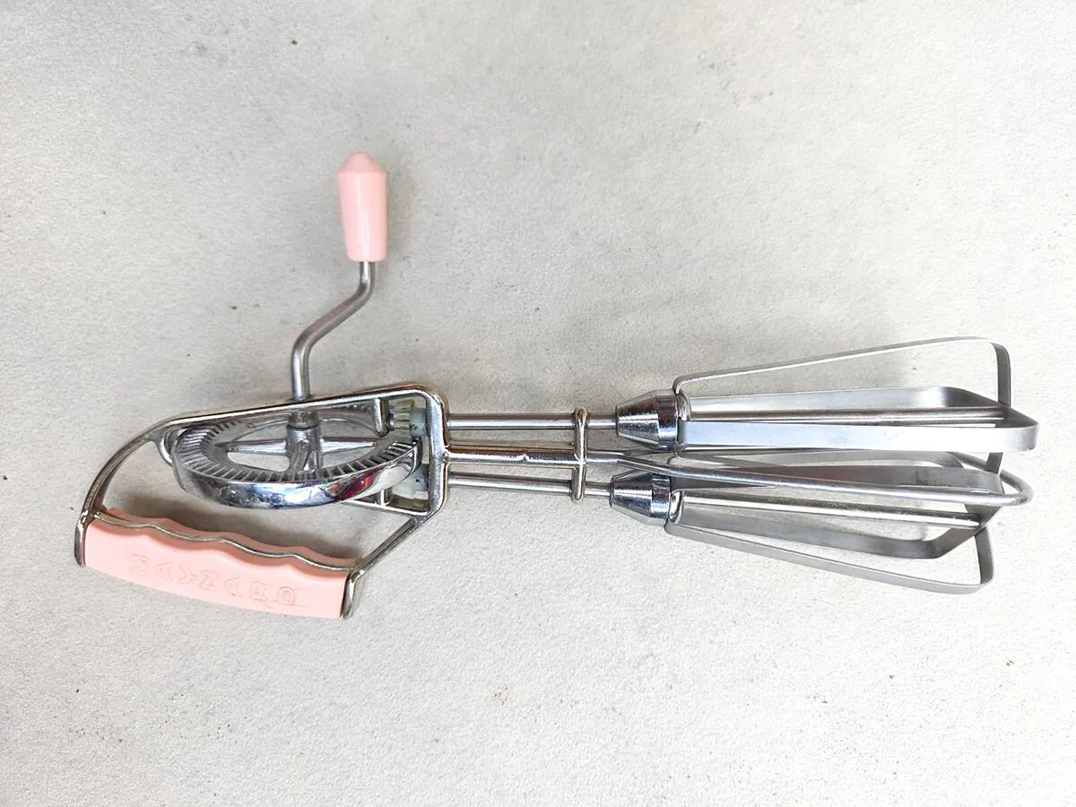 En Maynardvisp som ligger på ett golv