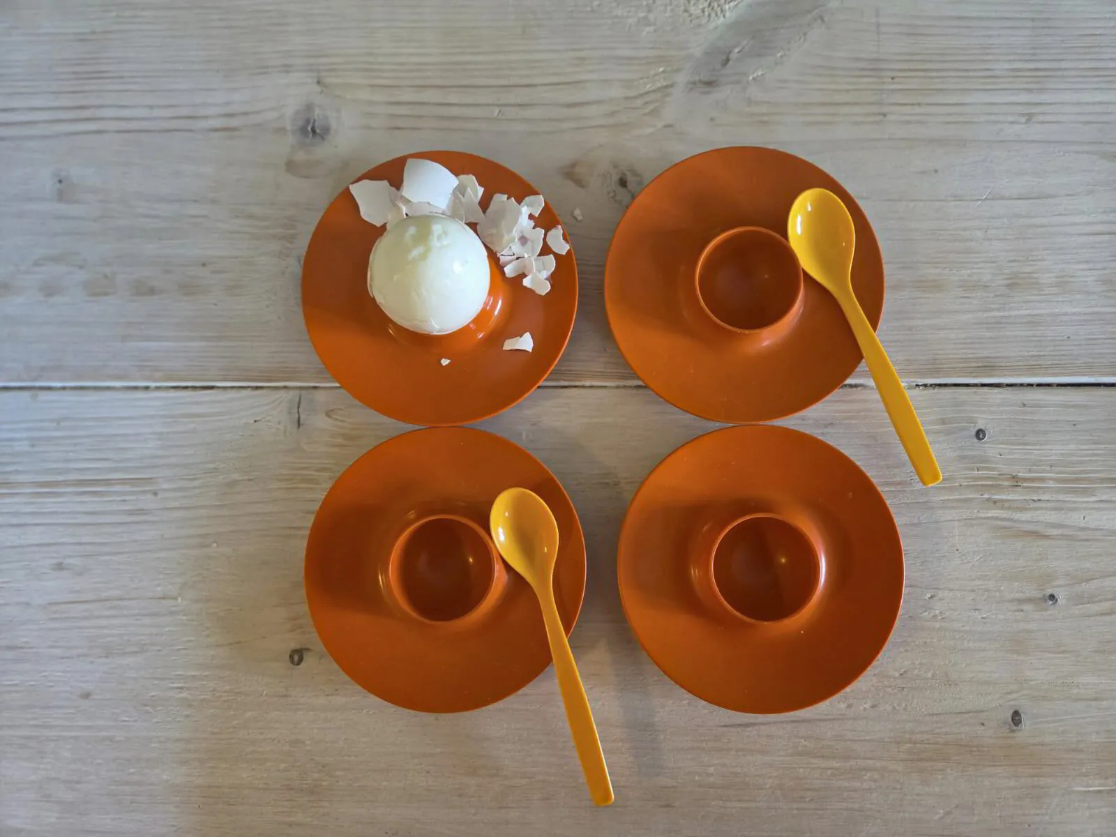 Oranga äggkoppar Rosti Mepal på en 70-tals duk