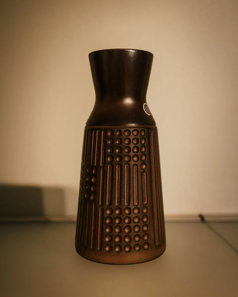 Geometrisk brun vas med prickar och linjer, Hjördis Oldfors Upsala-Ekeby 1960-tal.