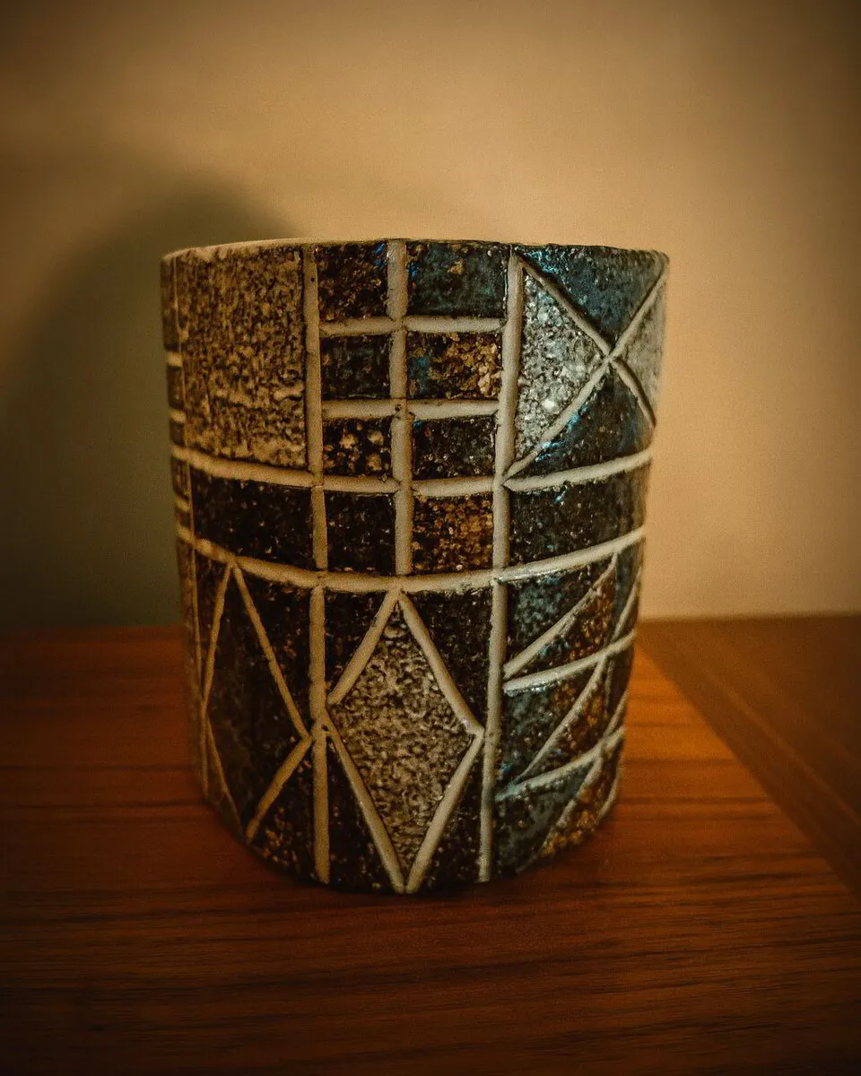 Cylindrisk mosaikvas i svart, vitt och blått, design Hjördis Oldfors för Upsala-Ekeby 1960-tal.