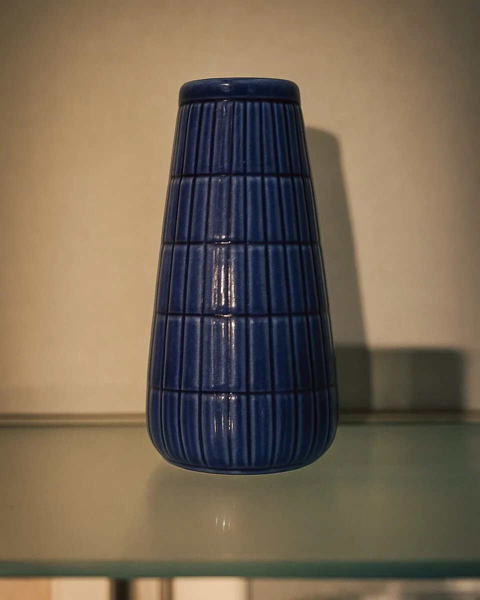 Blå hög vas med rutmönster, Ingrid Atterberg för Upsala-Ekeby retrokeramik