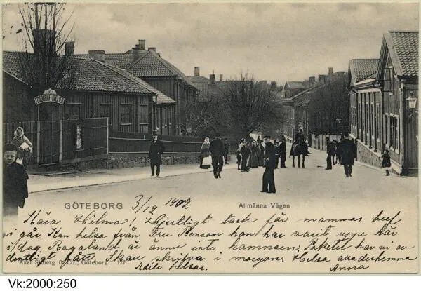 Oceanen har öppnat gaveln mot torget med gradänger och fler sittplatser i kvällssolen. Huset är ritat av arkitekten Anders Funkqvist i funkisstil och invigdes 1939. Funkis slog igenom på allvar i Sverige i och med Stockholmsutställningen 1930 och är den arkitekturstil som man kan säga byggde folkhemmet i Sverige.