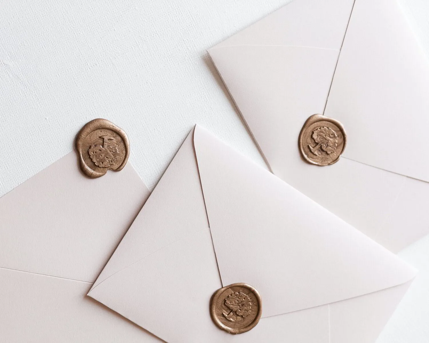 Blush invitation enveloppes with gold wax seal