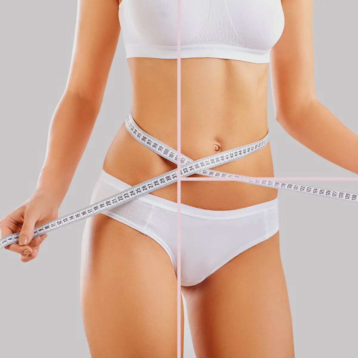 Mujer midiéndose abdomen