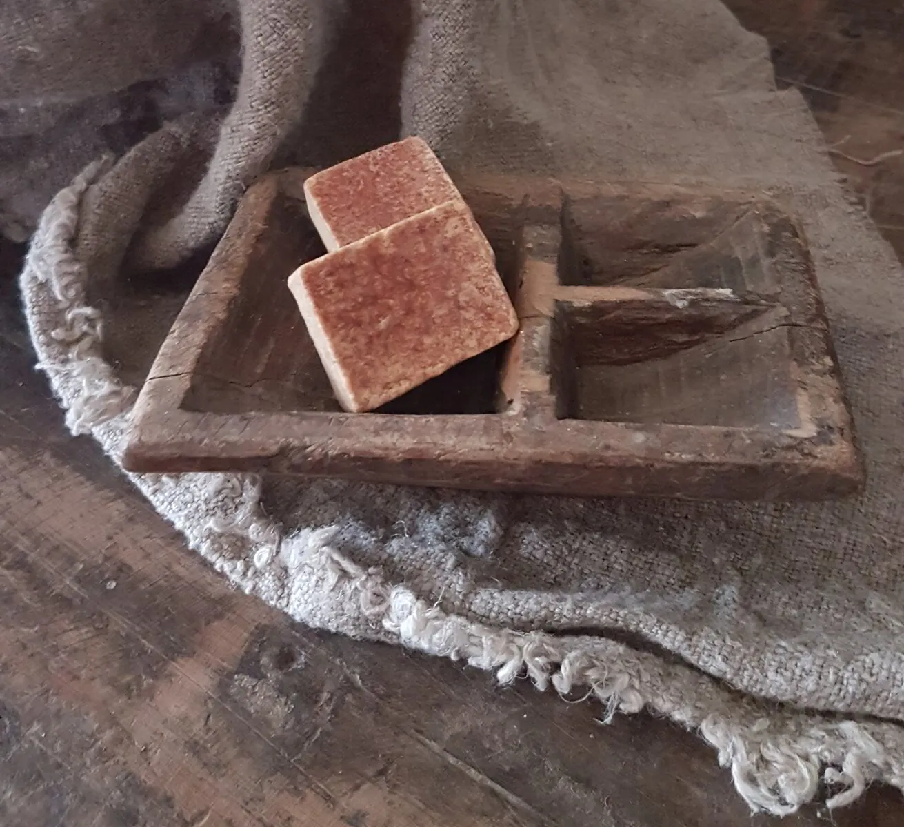  Oud houten bakje + twee Amberblokjes